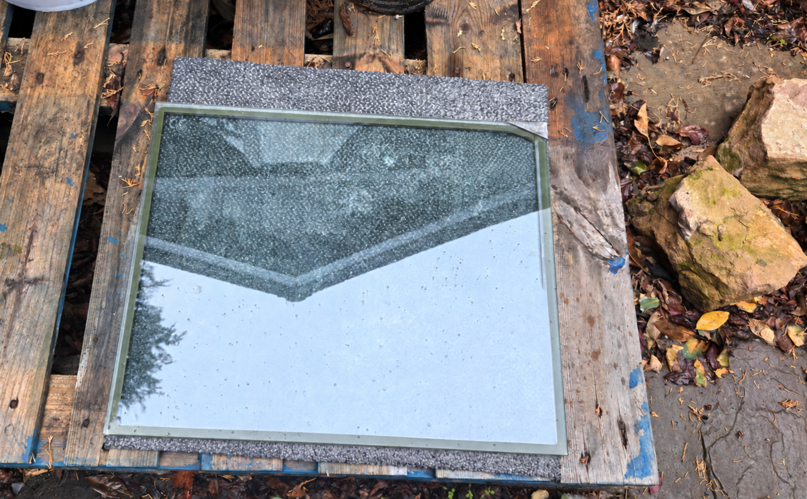 Vacuum glass unit with stainless steel corner protector